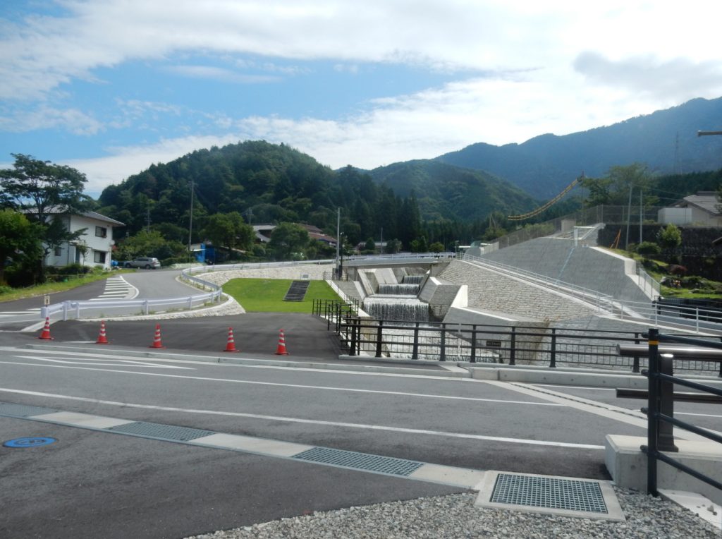 写真　完成後の町道橋