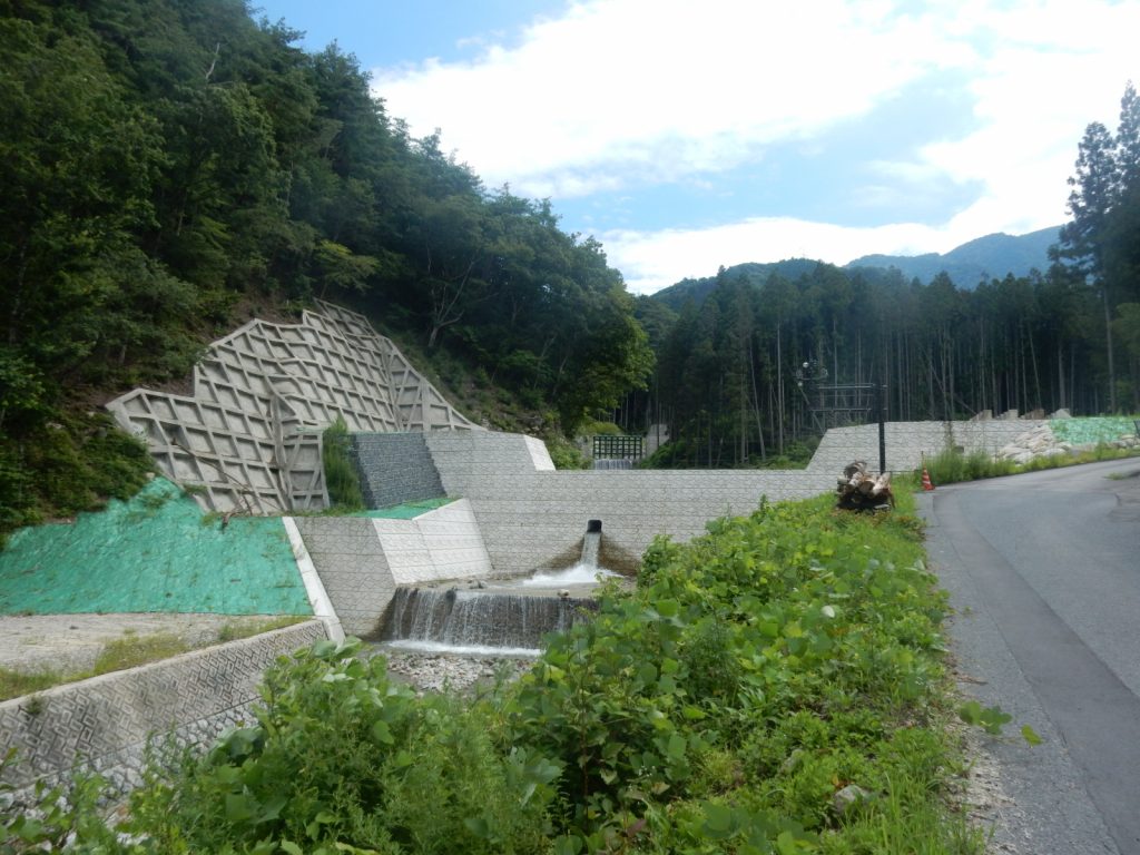 写真　完成した東町砂防堰堤