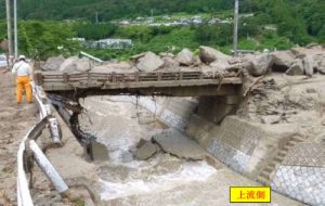 写真　被災直後の梨沢橋