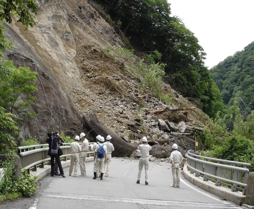 事例紹介 国道158号 土砂崩落からの復旧 株式会社長野技研 長野県の建設コンサルタント