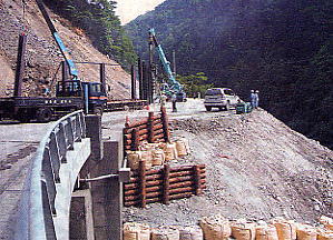 写真　架設道路の建設