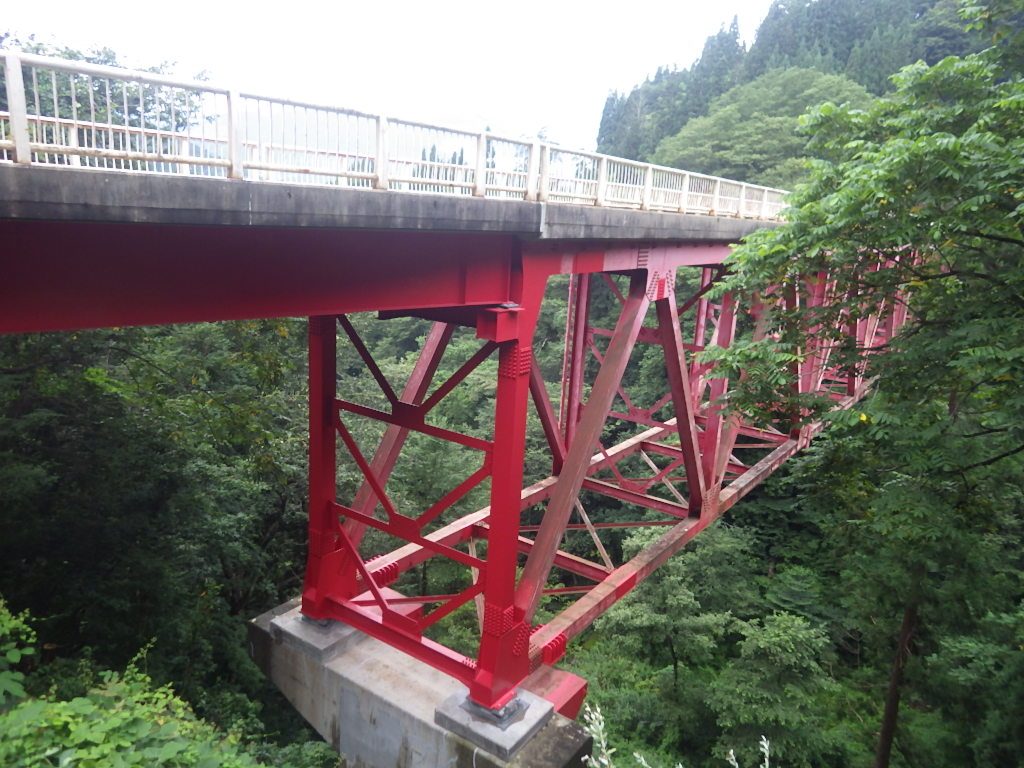 写真　修復が完了した奉納大橋