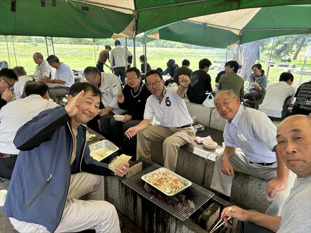 BBQを楽しむシニアチーム