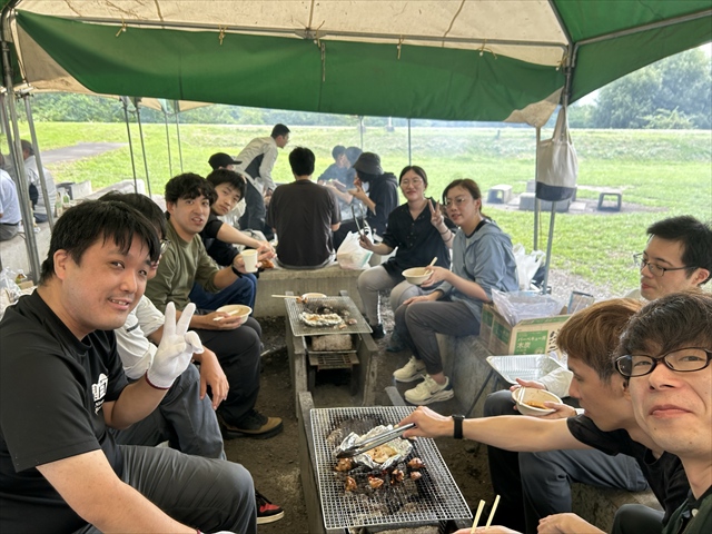 BBQを楽しむ若手チーム