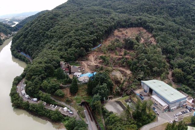 山の一部がそのままスライドするようにずれ落ちている地すべりの写真