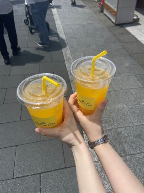 ジュース片手にバスへ向かう二人