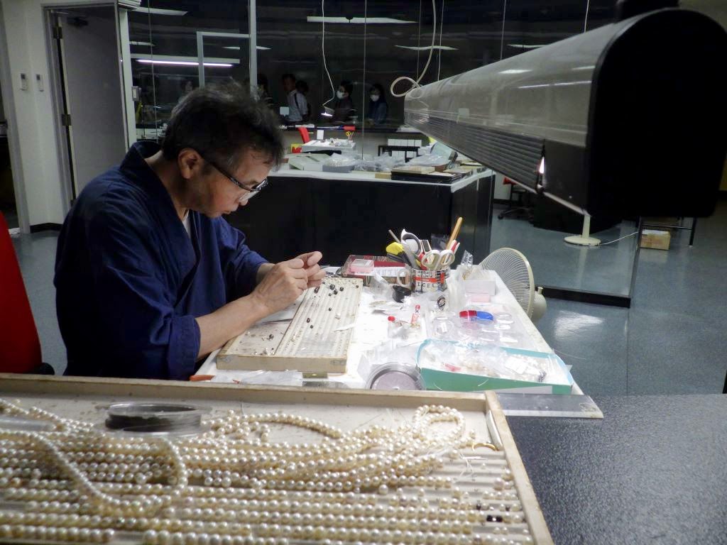 アクセサリーを製作する職人の方