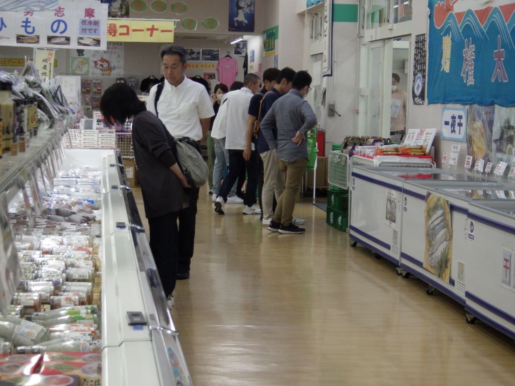 お土産を真剣に選んでいます