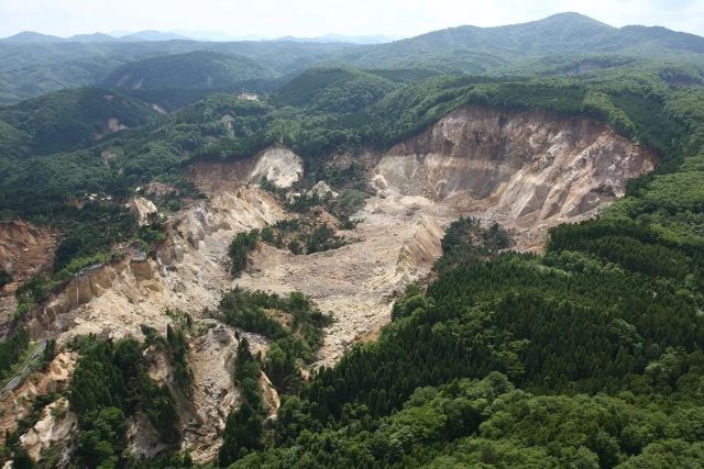 山の大部分がまとめてすべり、特徴的な地すべり地形を呈している写真。