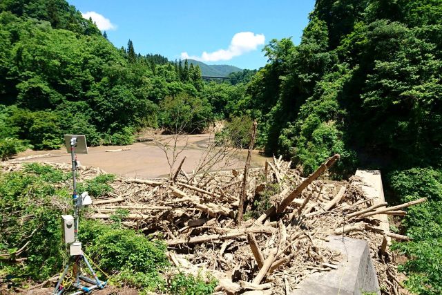 砂防えん堤が大量の流木を捕捉している写真。（堆砂敷）