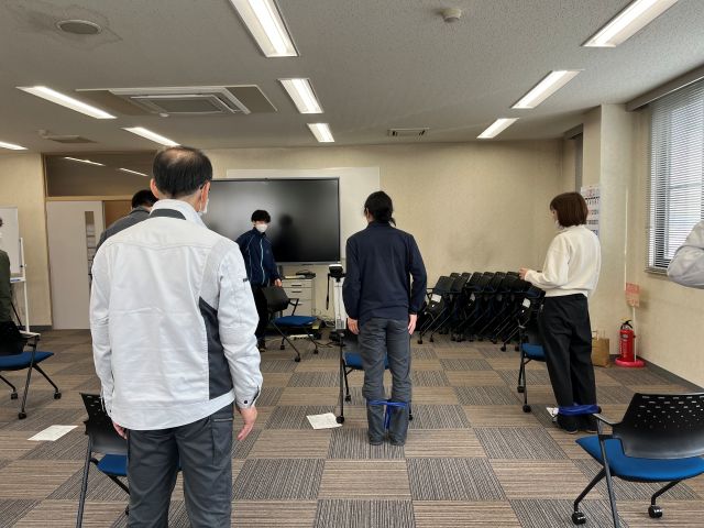 ゴムチューブを足に巻いている様子