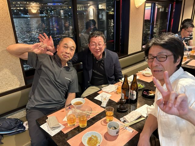 おいしい料理と楽しい会話を満喫している先輩方