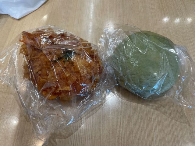 人気のカレーパンとメロンパン