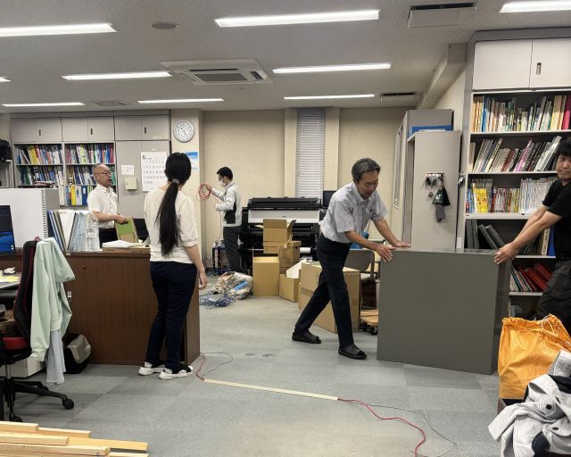 机や書棚を移動中