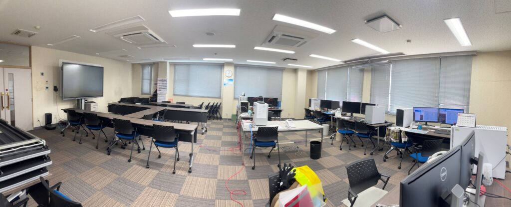 貼替中、仮オフィスとなった会議室
