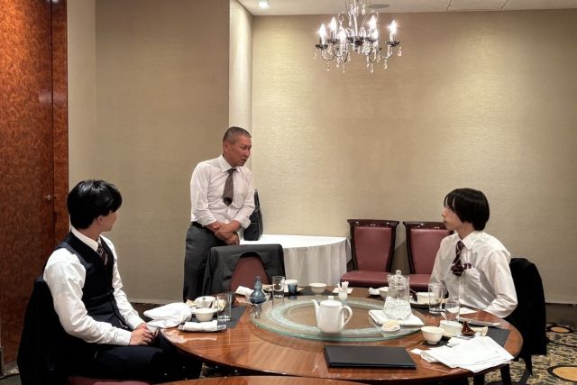同じ学校の卒業生、U専務、新入社員Sさん、内定者Kさんの歓談の様子